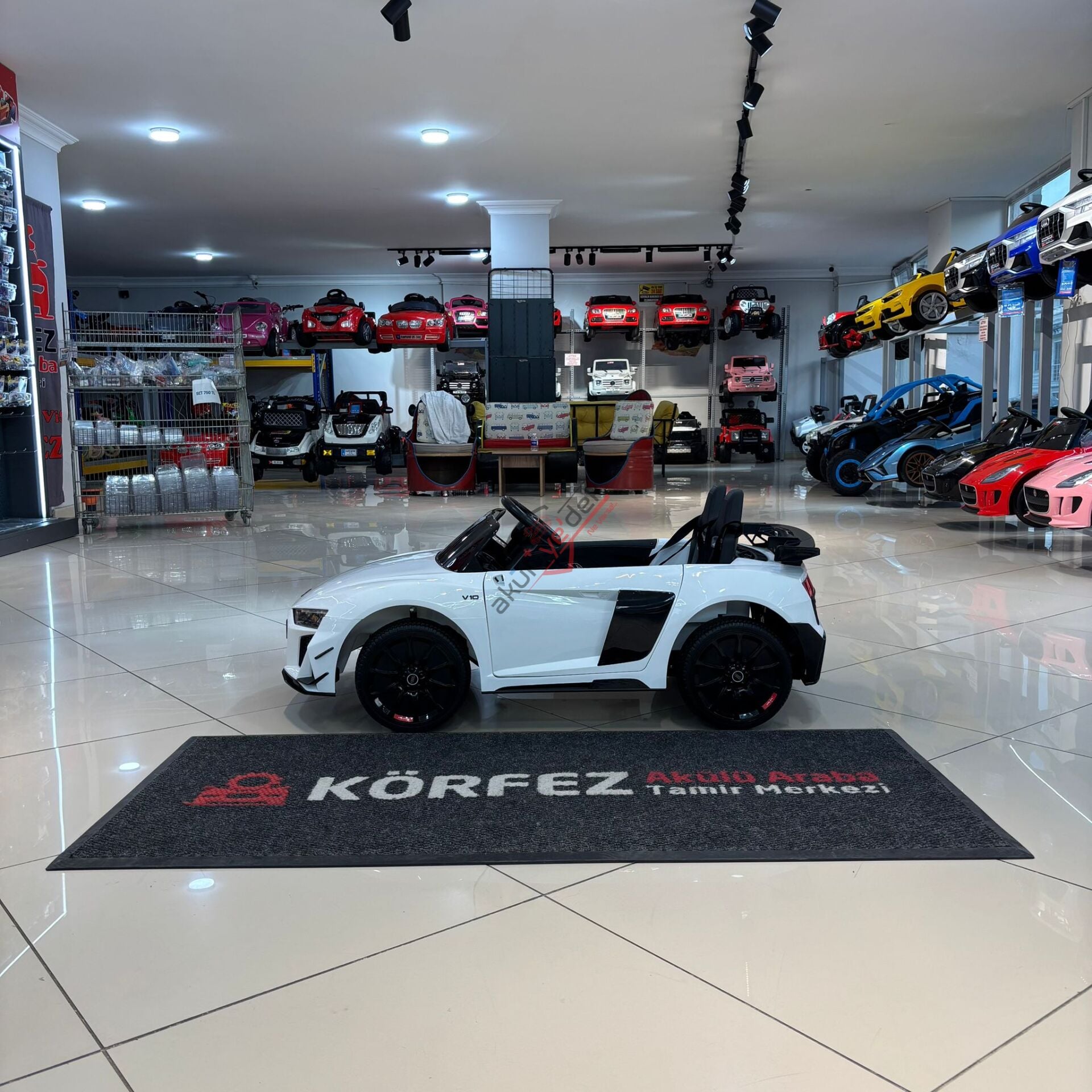 Audı R8 12 V Akulu Araba (Beyaz)