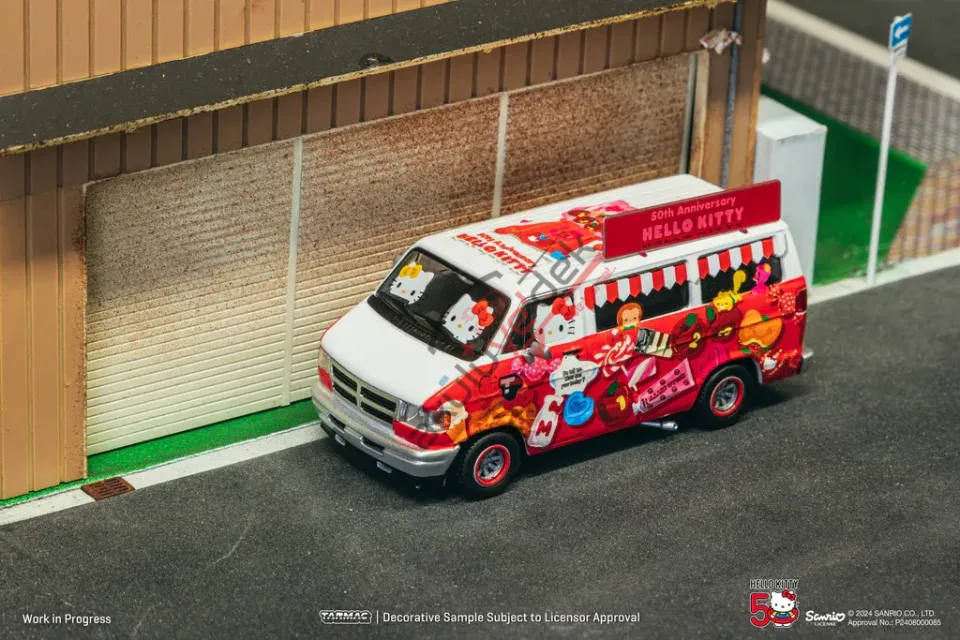 Tarmac Works 1/64 Dodge Van Hello Kitty Food Truck - GLOBAL64 T64G-TL032-HK