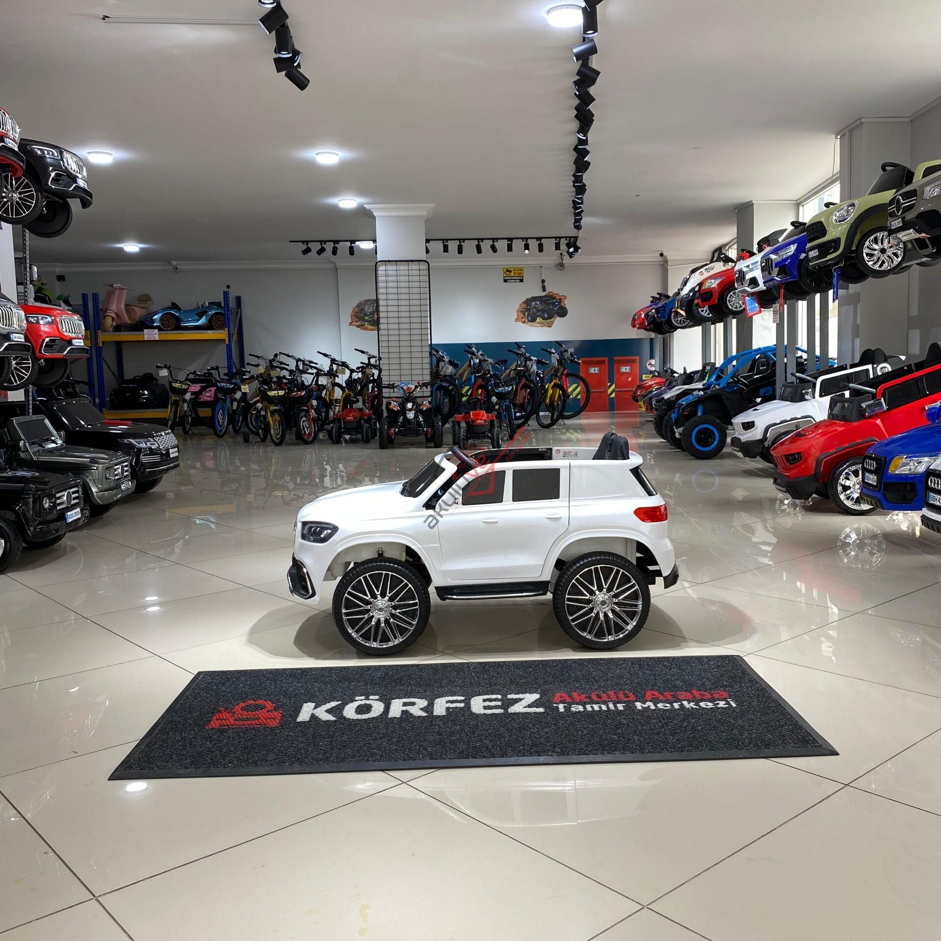 Akar Voyage GT beyaz  Uzaktan Kumandalı 4X2 12 VOLT Akülü Araba(97-244)