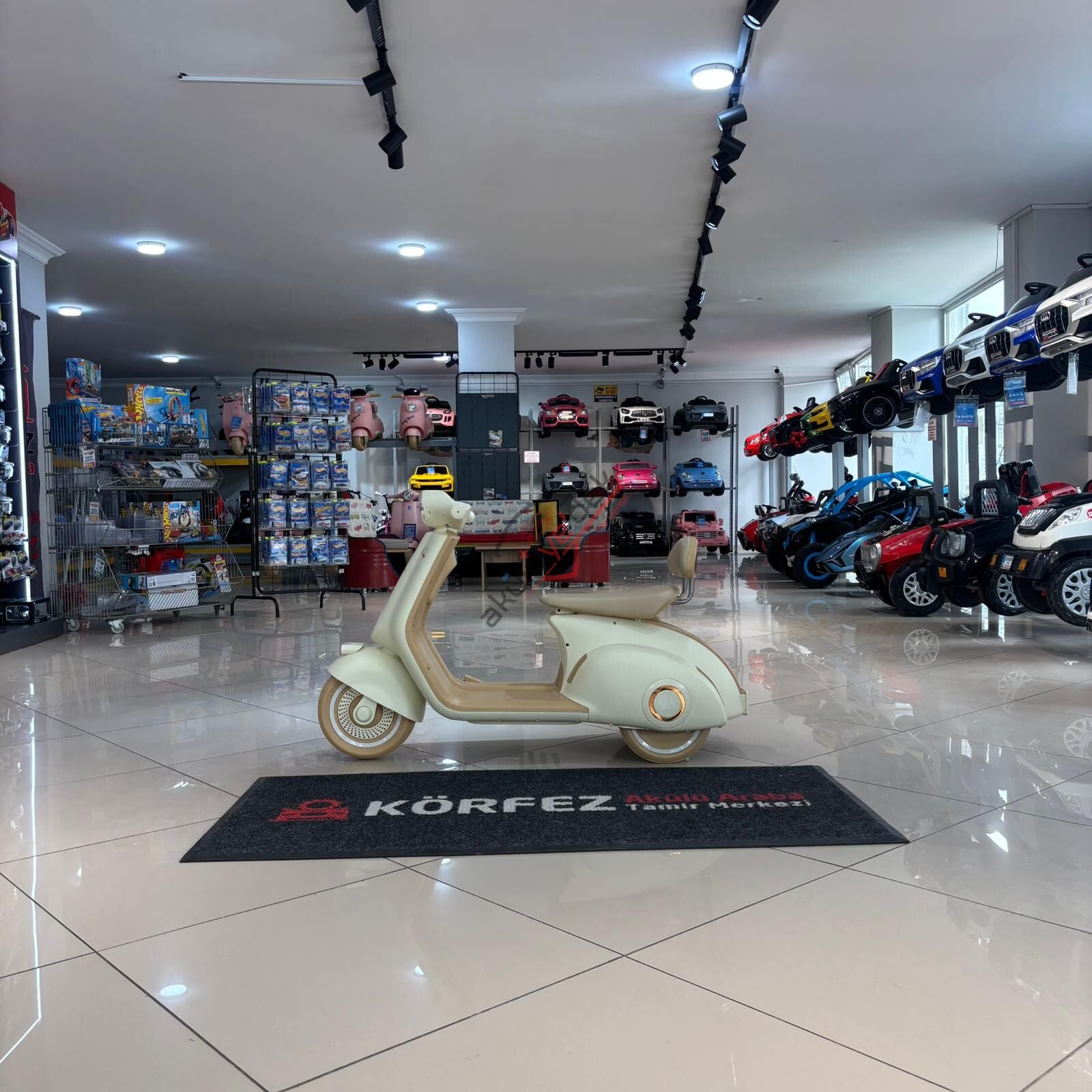 12V vespa dizayn Akülü Motor krem rengi